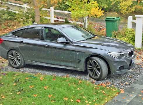 Grå metallic BMW 320D Xdrive Gran Turismo stulen i p-garaget vid Nacka Forum, Nacka.